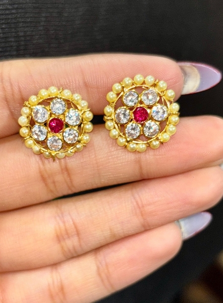 Flower stud earrings