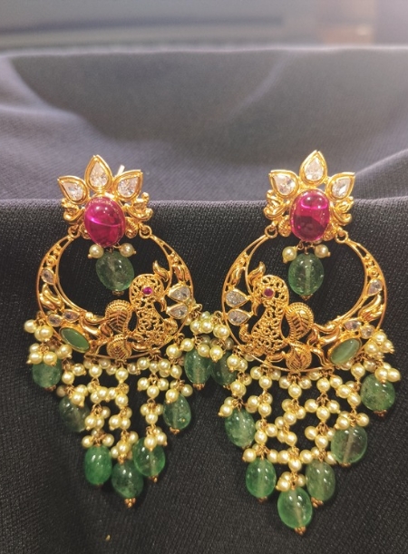Big earrings with green pearl