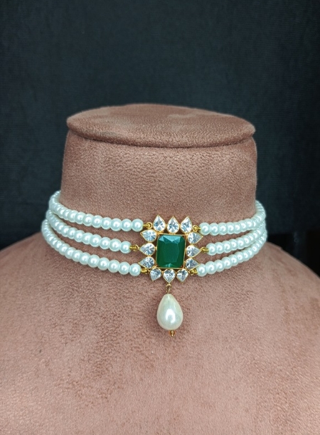 Green and white pearl choker