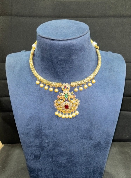 Necklace with pearls